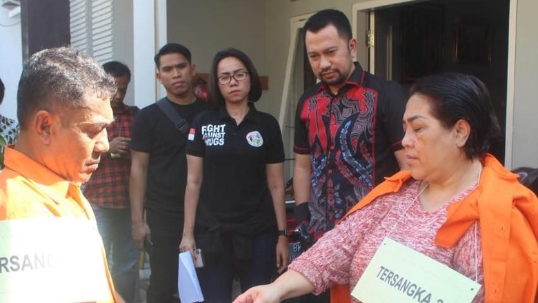 Kasubdit 1 Ditresnarkoba Polda Metro Jaya AKBP Jean Calvijn Simanjutak (belakang komedian Nunung) dipromosikan Kapolres Trenggalek, Jawa Timur.