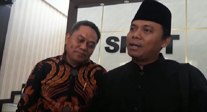 Terdakwa Gus Nur bersama pengacaranya di PN Surabaya, usai pembacaan tuntutan. (Foto: Faiq/ngopibareng.id)