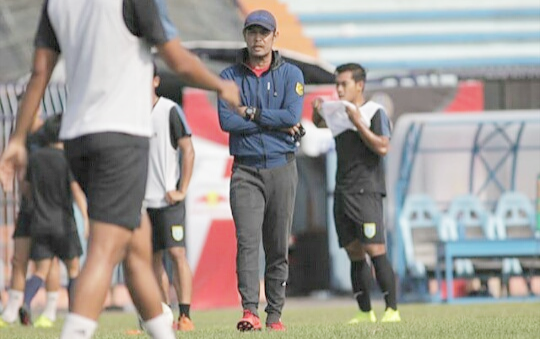 Pelatih Persela, Nil Maizar saat memimpin sesi latihan. (Foto: Nasih/ngopibareng.id)