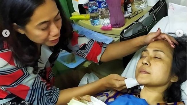 Foto: Ria Irawan tengah dirawat di rumah sakit karena kanker. Ria terlihat dijenguk sahabat, sutradara film Nia Dinata. (Foto: Instagram Dewi Irawan)