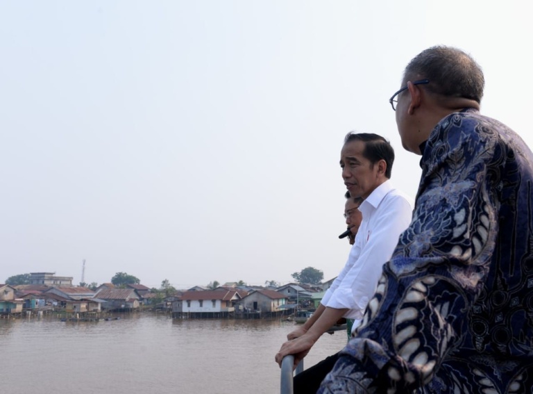 Presiden Jokowi tinjau penataan kawasan tepi Sungai Kapuas, Pontianak, Kalimantan Barat. (Foto: BPMI Setpres/Kris)