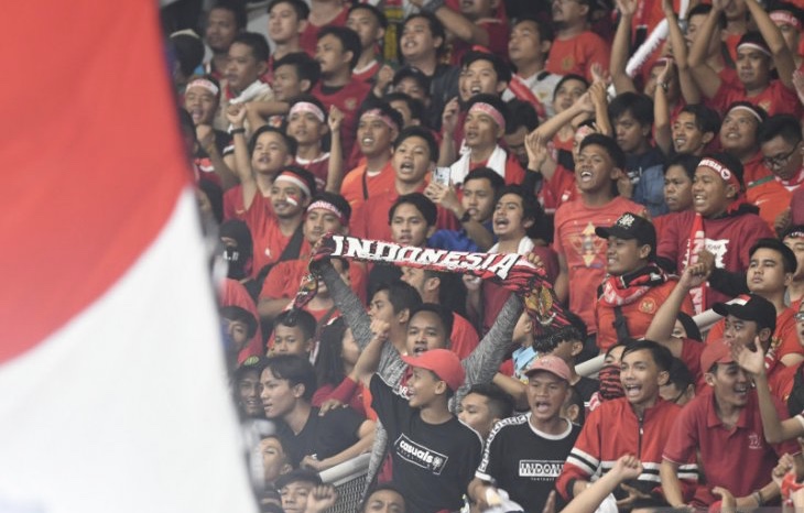 Aksi suporter Timnas saat laga melawan Malaysia. (Foto: Dok/Antara)