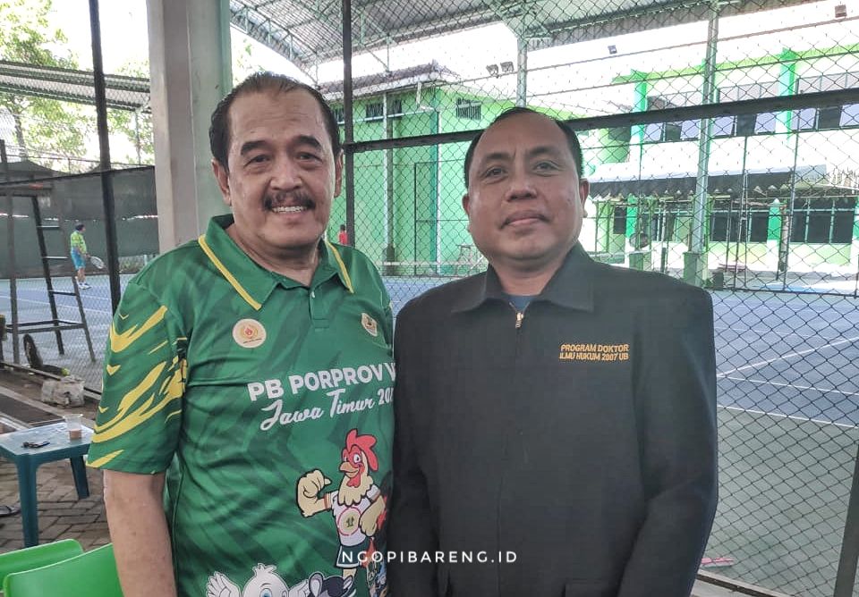 Ketua Umum KONI Jatim, Erlangga Satriagung (kiri) bersama Haris Tofly. (Foto: Haris/ngopibareng.id)