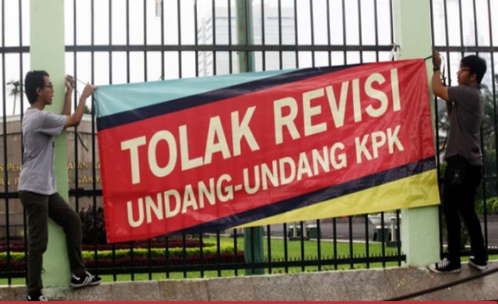 Aksi memasang spanduk tolak revisi UU KPK di pagar gedung DPR/MPR-RI Jakarta. (Foto:Antara)