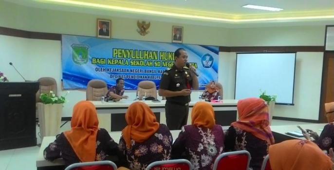 Kejaksaan Negeri Pasuruan memberikan penyuluhan bagi kepala SD se-kabupaten Pasuruan. (Foto: Dok Humas)