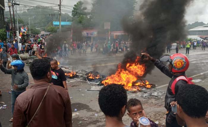 Massa membakar ban dalam kerusuhan di Manokwari Senin 19 Agustus lalu. Adakah ISIS di belakang kerusuhan ini? (Foto:Antara)