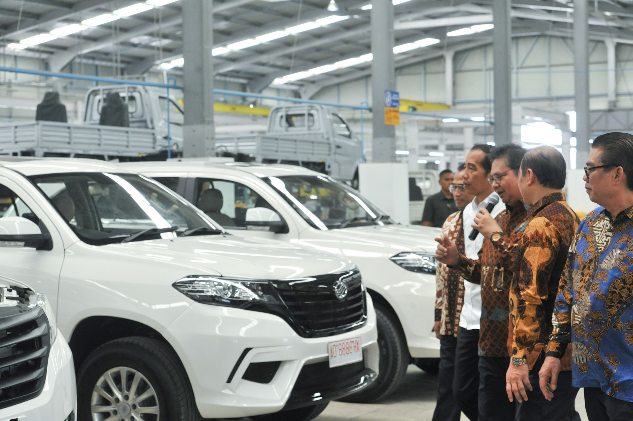 Presiden Jokowi didampingi sejumlah pejabat melihat mobil produksi PT Esemka, di Kabupaten Boyolali, Jateng, Jumat 6 Septmber siang. (Foto: Setkab/Jay)