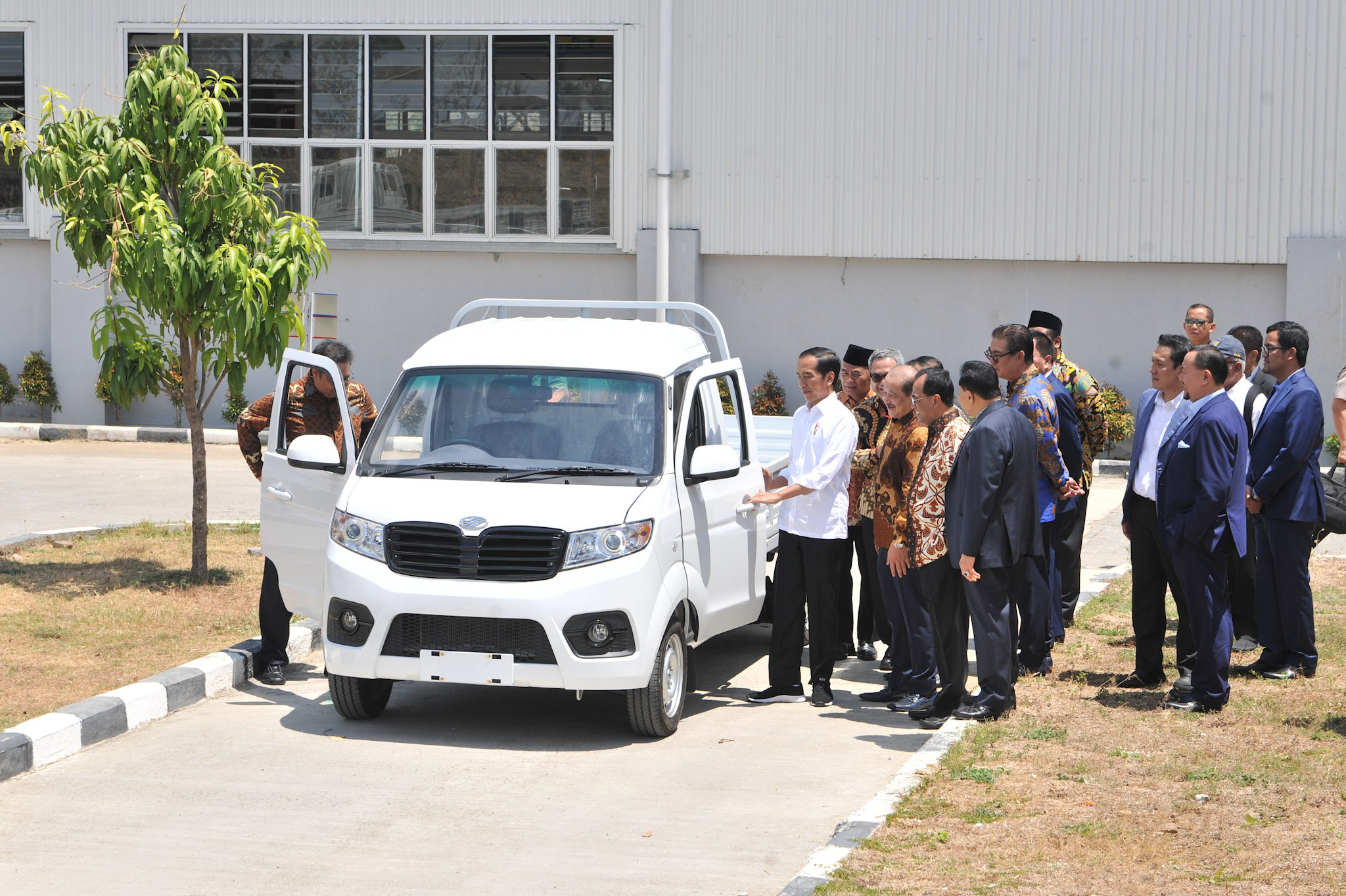 Presiden Jokowi didampingi Menperin melakukan tes drive mobil Esemka, usai peresmian pabrik perusahaan itu di Kab. Boyolali, Jateng, Jumat 6 September siang. (Foto: Setkab/Jay)