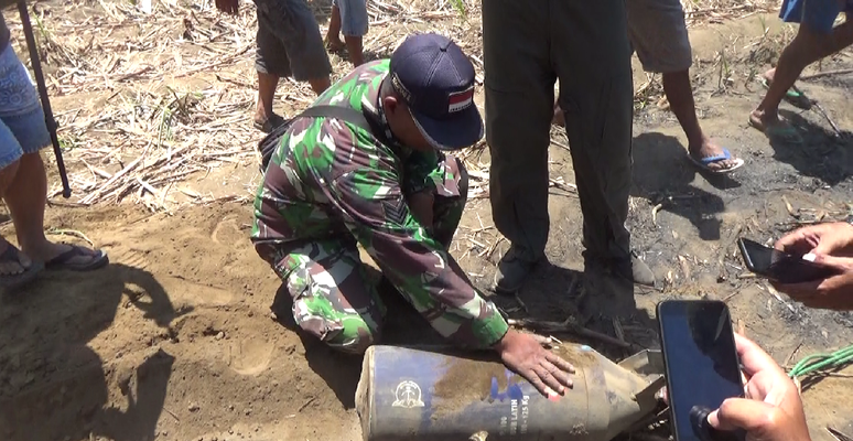 Bom dari pesawat Sukhoi yang terjatuh di kebun tebu warga (Foto: Detik/Nur Hadi Wicaksono)