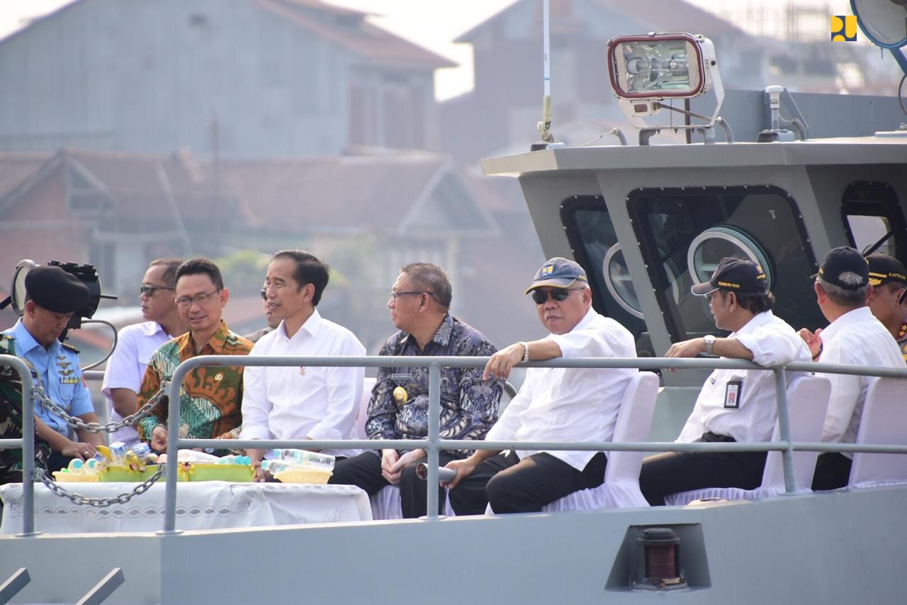 Presiden Jokowi didampingi Menteri PUPR Basuki Hadimuljono pada Kamis 5 September 2019, meninjau penataan kawasan tepi air (waterfront city) di Kota Pontianak, Kalimantan Barat. (Foto: PUPR)