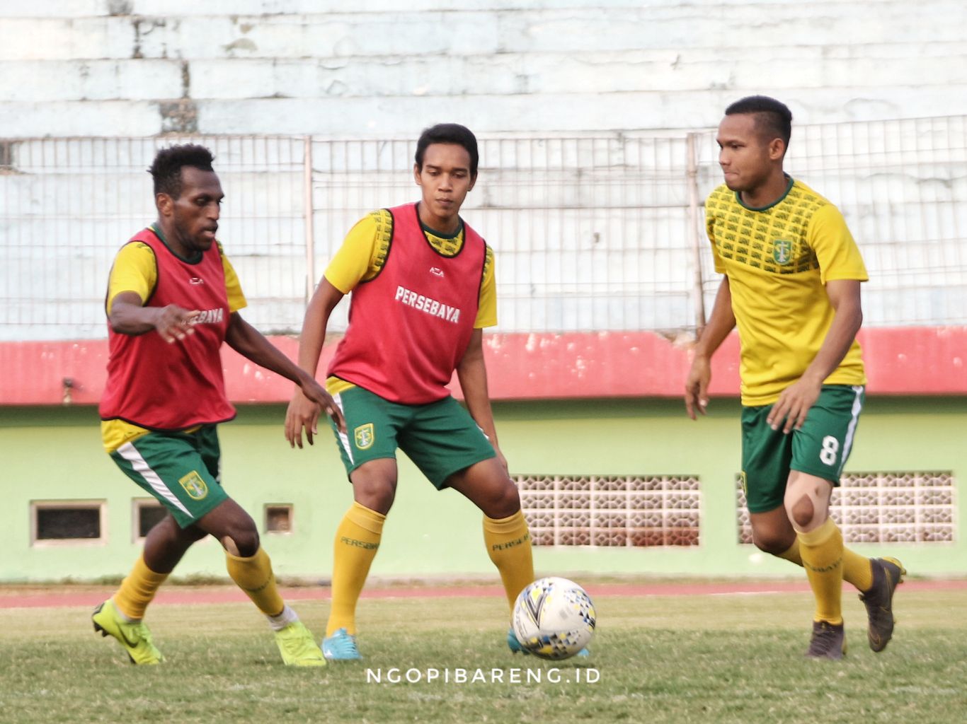 Skuat Persebaya saat latihan di Stadion Gelora Delta Sidoarjo. (foto: Haris/ngopibareng)