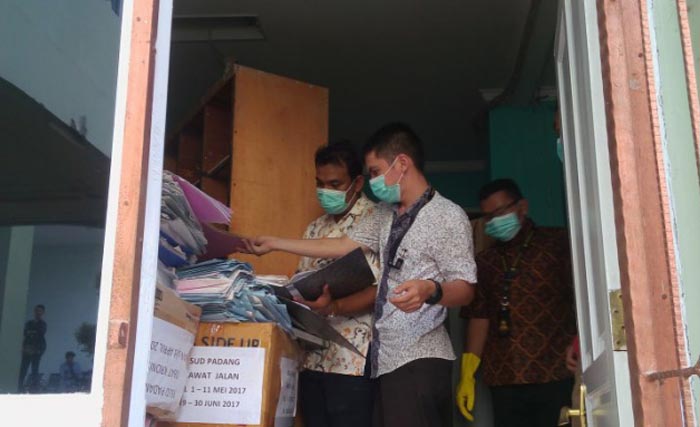 Petugas berpakaian preman sedang memeriksa berkas-berkas di RSUD dr Rasidin Kota Padang, Sumbar, kemarin. (Foto:ProKabar)