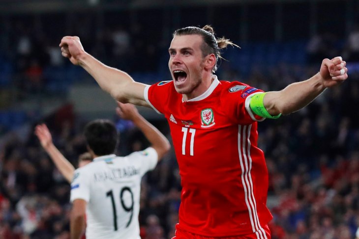 Gareth Bale berselebrasi setelah mencetak gol penentu kemenangan dalam laga kualifikasi Euro 2020 antara Wales dan Azerbaijan yang berakhir 2-1. (Foto: Antara/AFP)