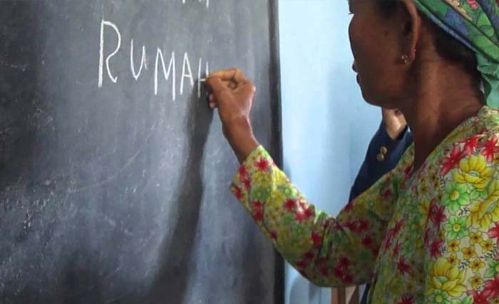 Seorang ibu belajar menulis di Pulau Sumbawa Besar, NTB. (Foto:Antara)