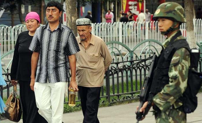 Ilustrasi, tentara China menjaga masyarakat Uighur di China bagian utara. (Foto:Reuters)