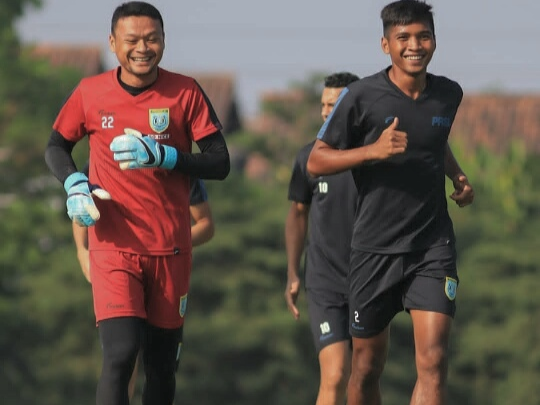 Kiper Persela Dian Agus Prasetya (kiri), bersama M. Zaenuri saat latihan. (Foto: Nasih/ngopibareng.id)