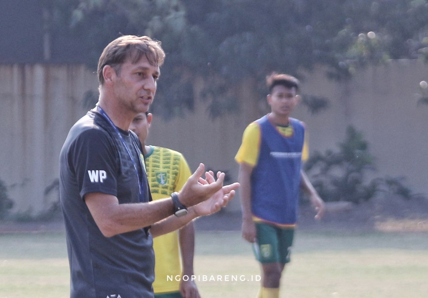 Asisten Pelatih Persebaya, Wolfgang Pikal saat memimpin latihan di Lapangan Polda Jatim. (Foto: Haris/ngopibareng.id)
