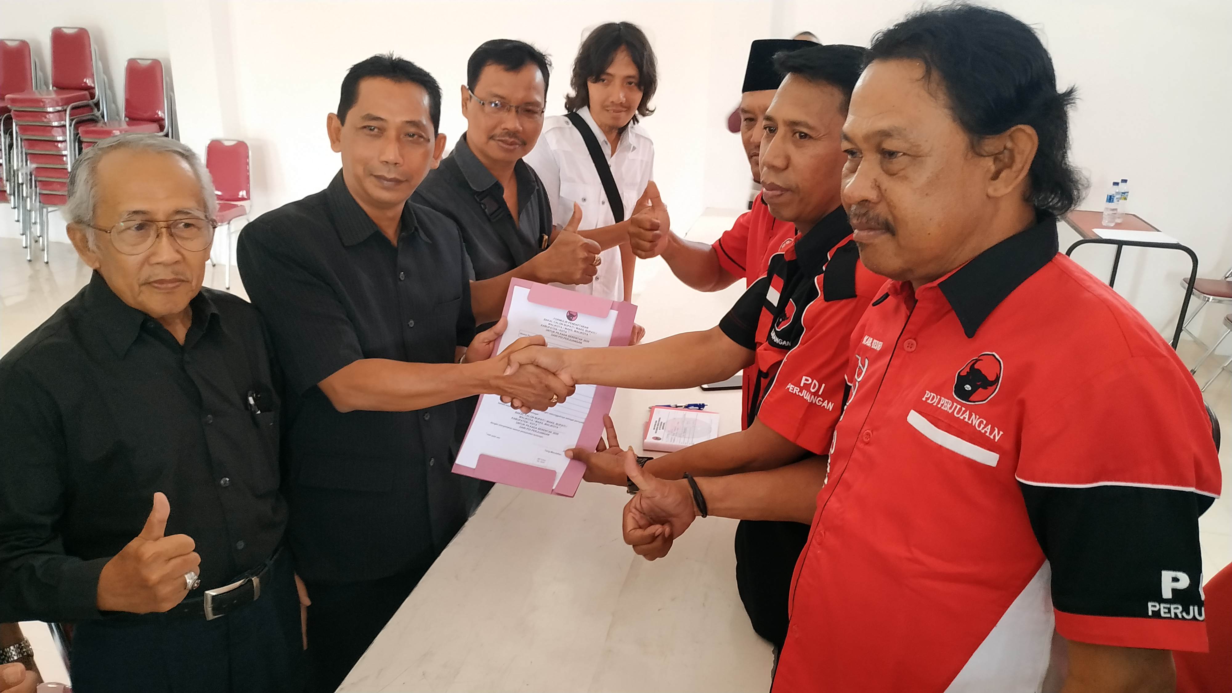 Mantan Ketua KPU Kabupaten Kediri, Sapta Andaru, turut ambil formulir pendaftaran di kantor DPC PDI P Kab Kediri. 
