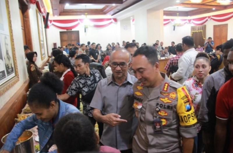 Kapolrestabes Surabaya Kombes Pol Sandi Nugroho saat bertemu perwakilan mahasiswa Papua dan menjelaskan persoalan dirinya akan dilaporkan ke Propam oleh KontraS di Grahadi. (Foto: Faiq/ngopibareng.id)