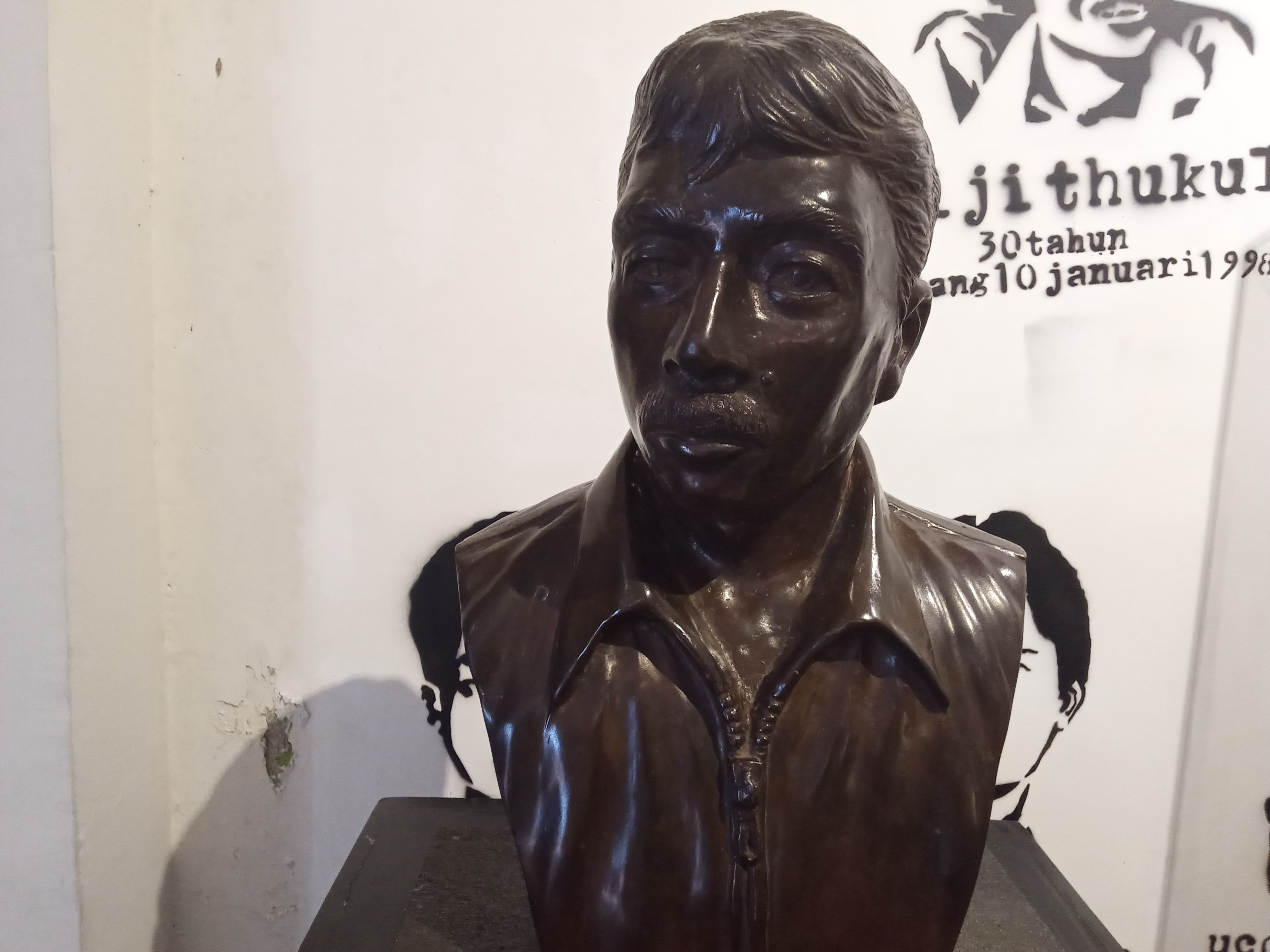 Patung wajah aktivis HAM, Munir Said Thalib, terpampang di Museum Omah Munir. (Foto: Theo/ngopibareng.id)