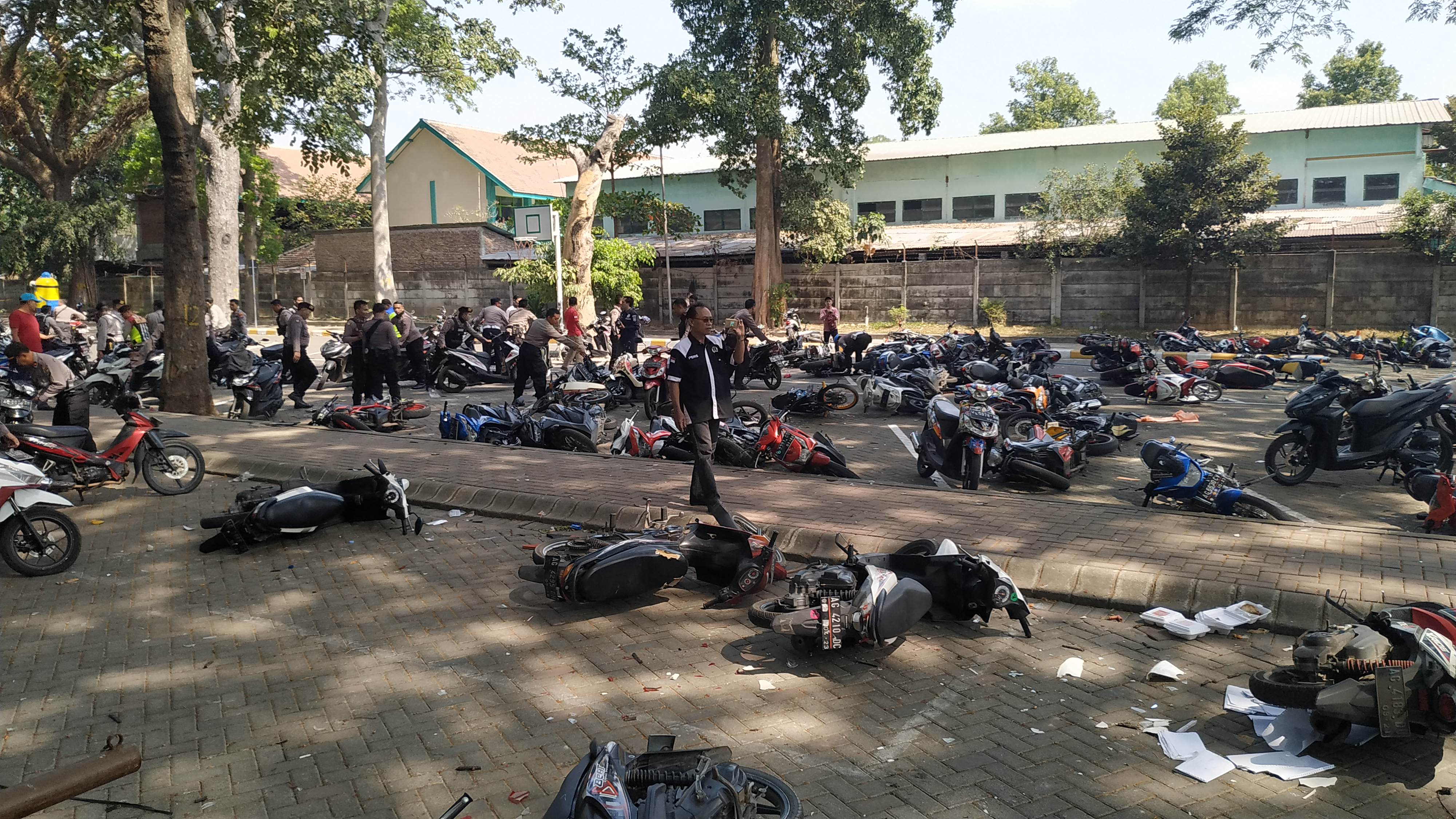 Kerusuhan antara suporter Persik Kediri dengan suporter PSIM Yogyakarta, ratusan sepeda motor jadi korban pengerusakan. (Foto: Fendhy/ngopibareng.id) 