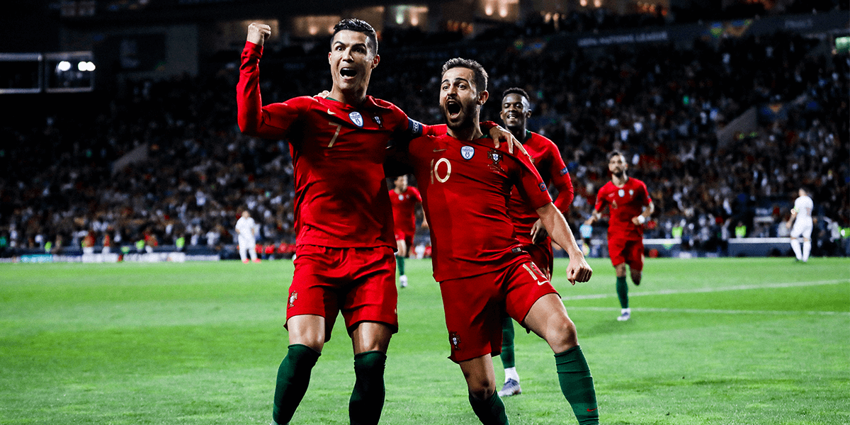 Cristiano Ronaldo (kiri) masih akan jadi tumpuan lini depan Portugal saat mereka dijamu Serbia. (Foto: Twitter/