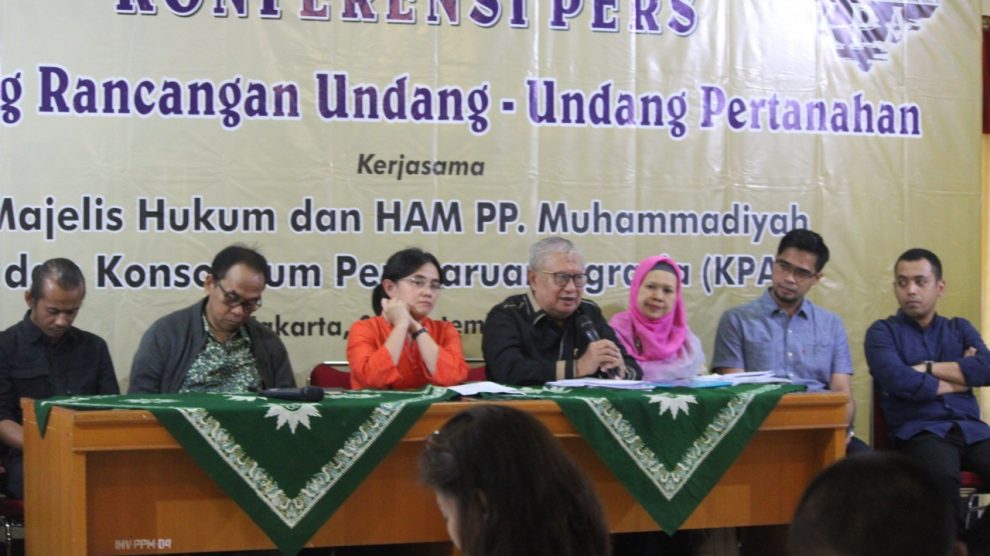 Muhammadiyah, Muchtar Luthfi dan para kakar pertanahan di PP Muhammadiyah. (Foto: ist/ngopibareng.id)