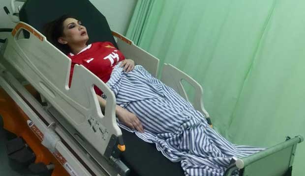 Nia Daniaty terbaring di rumah sakit usai mengalami kecelakaan mobil saat pawai di Bojonegoro, Jawa Timur, Sabtu 7 September 2019.