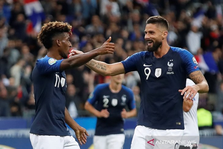 Penyerang sayap tim nasional Prancis, Kingsley Coman (kiri), merayakan golnya ke gawang Albania bersama rekannya Olivier Giroud dalam lanjutan kualifikasi Piala Eropa 2020 Grup H di Stadion Stade de France, Paris, Prancis. (Foto: Antara/Reuters)