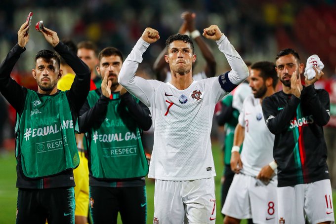 Cristiano Ronaldo mencetak satu dari empat gol Portugal saat melibas Serbia 4-2. (Foto: Twitter/@UEFAEURO)