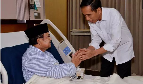Presiden Jokowi saat menjenguk BJ Habibie yang tengah terbaring sakit di RSPAD Gatot Soebroto, Jakarta, 28 Oktober 2014 lalu. (Foto: Rumgapres/Agus Suparto)