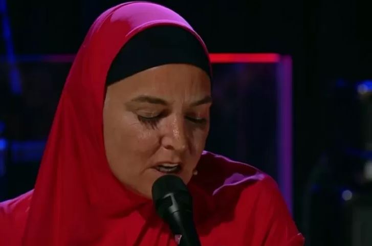 Penampilan Sinead O'Connor yang menggunakan hijab (Foto: Antara/YouTube)