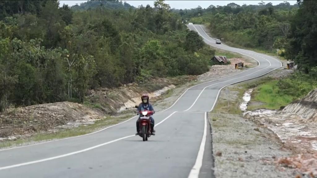 Kondisi jalan paralel perbatasan di Kalimantan Barat. (Foto: PUPR)