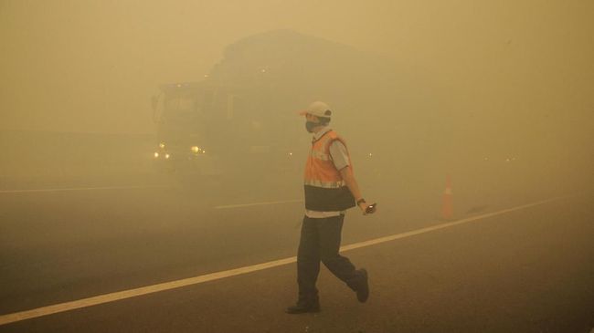 Ilustrasi asap kebakaran hutan. (Foto: Antara/Ahmad Rizki Prabu)