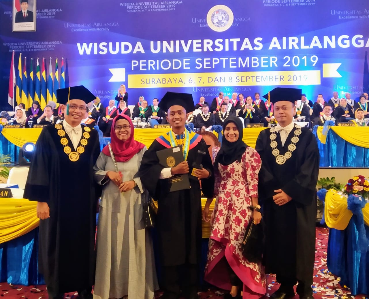 Dr Hartanto Mulyo Raharjo (tengah) menjadi wisudawan program doktor terbaik Unair, Minggu, 8 September 2019. (Foto: Dok Humas). 