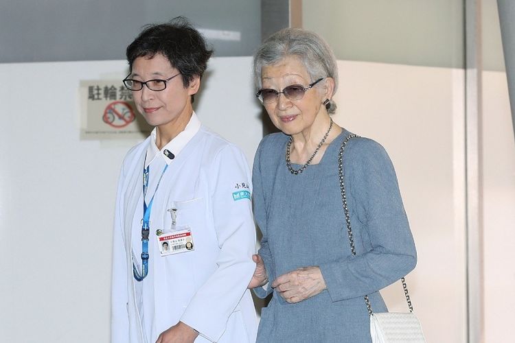 Mantan Permaisuri Jepang Michiko (kanan) saat terlihat di Rumah Sakit Universitas Tokyo.(AFP PHOTO / JAPAN POOL via JIJI PRESS)