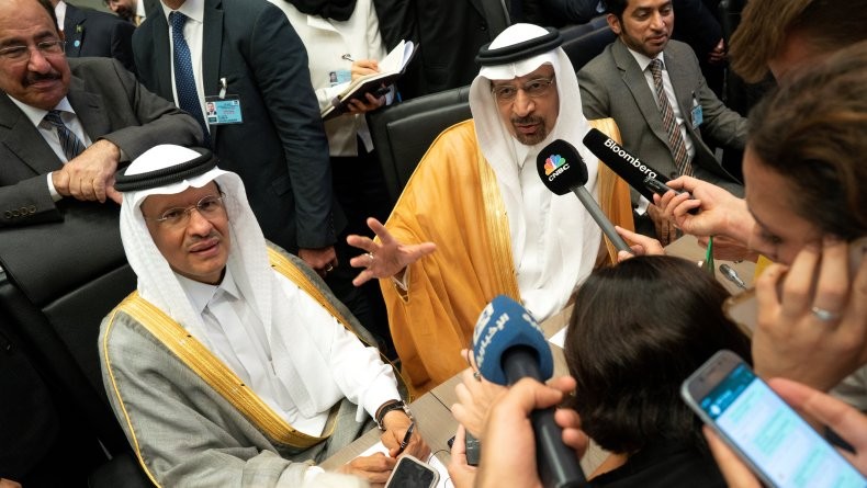 Pangeran Abdul Aziz bin Salman (kiri) menggantikan Khalid Al-Falih (kanan) sebagai Menteri Energi Saudi Arabia. (Foto: AFP)