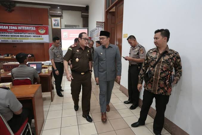 Aspidsus Kejati Jatim Rudi Irmawan bersama Gubernur Jawa Barat Ridwan Kamil. (Foto: Humas Pemkot Bandung)