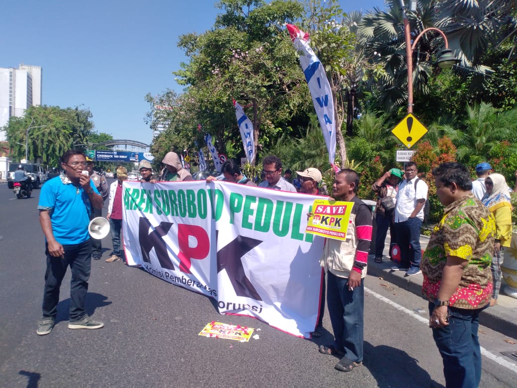 Aliansi Arek Suroboyo Peduli KPK saat berorasi di depan Gedung Negara Grahadi, Surabaya. (Foto: Faiq/ngopibareng.id)