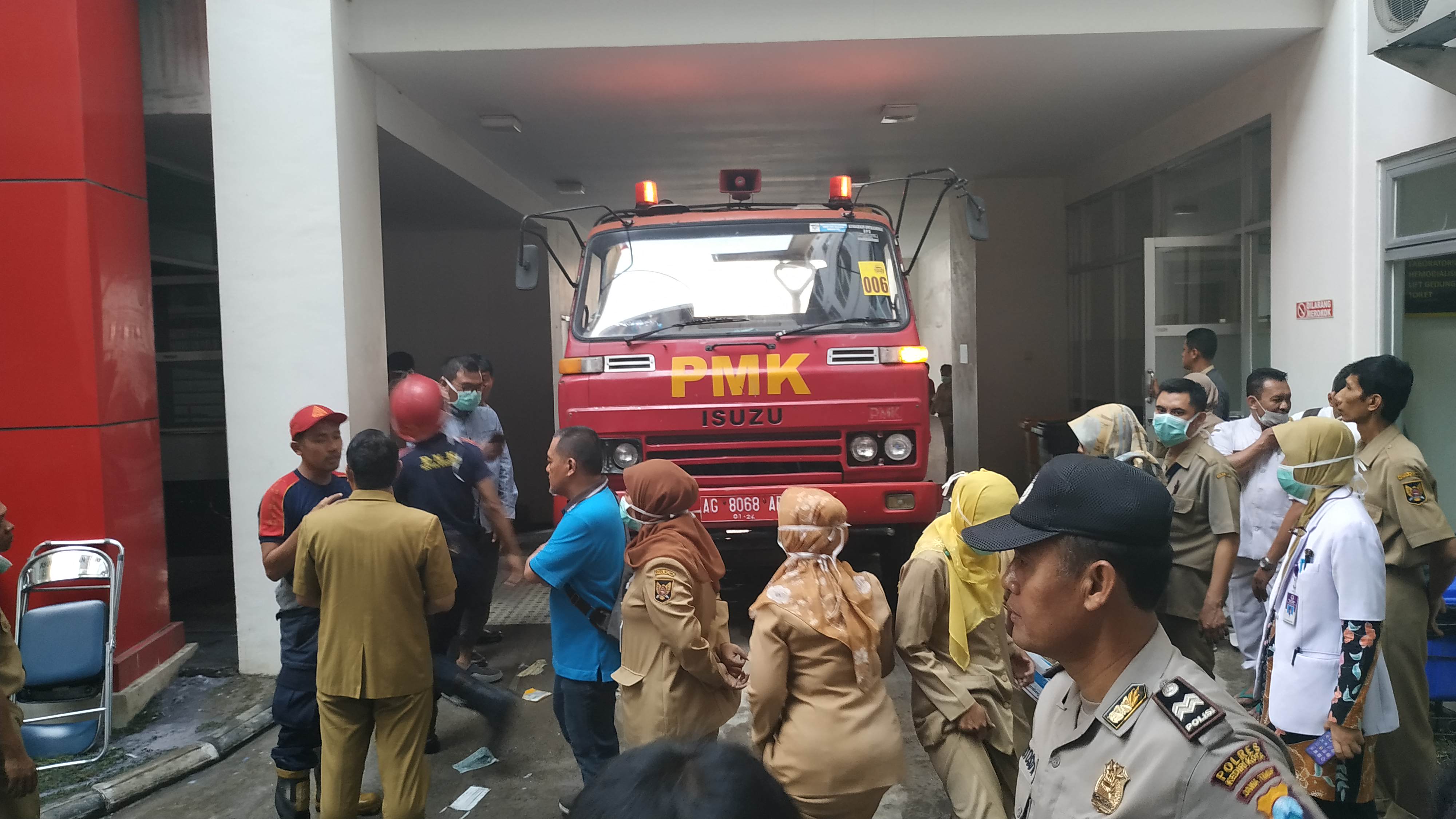 Mobil PMK melakukan pembasahan di ruang laboratorium RSUD Gambiran II  yang terbakar pada Senin, 9 September 2019. (Foto: Fendi/ngopibareng.id)