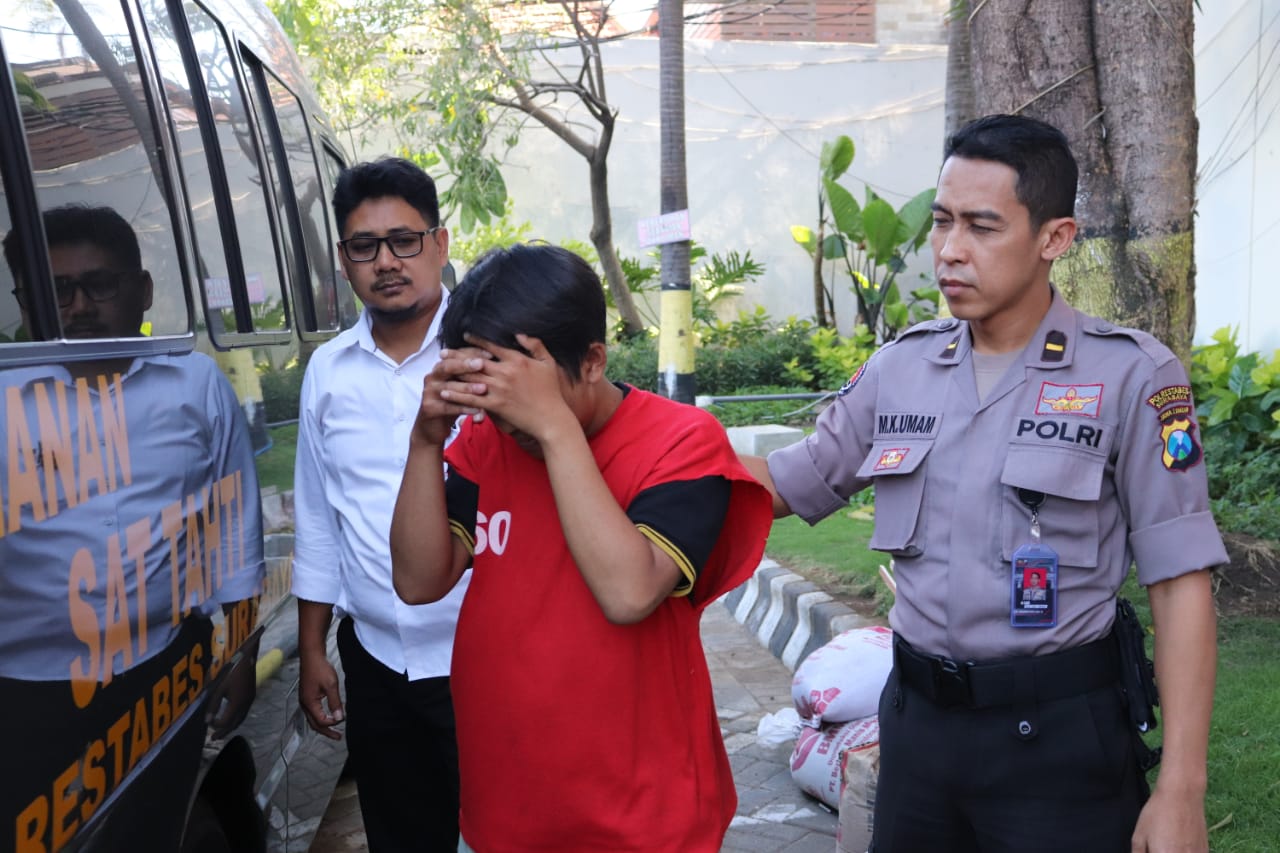 LA,  mahasiswa salah satu PTN di Surabaya digelandang ke Mapolrestabes Surabaya. (Foto: Faiq/ngopibareng.id)