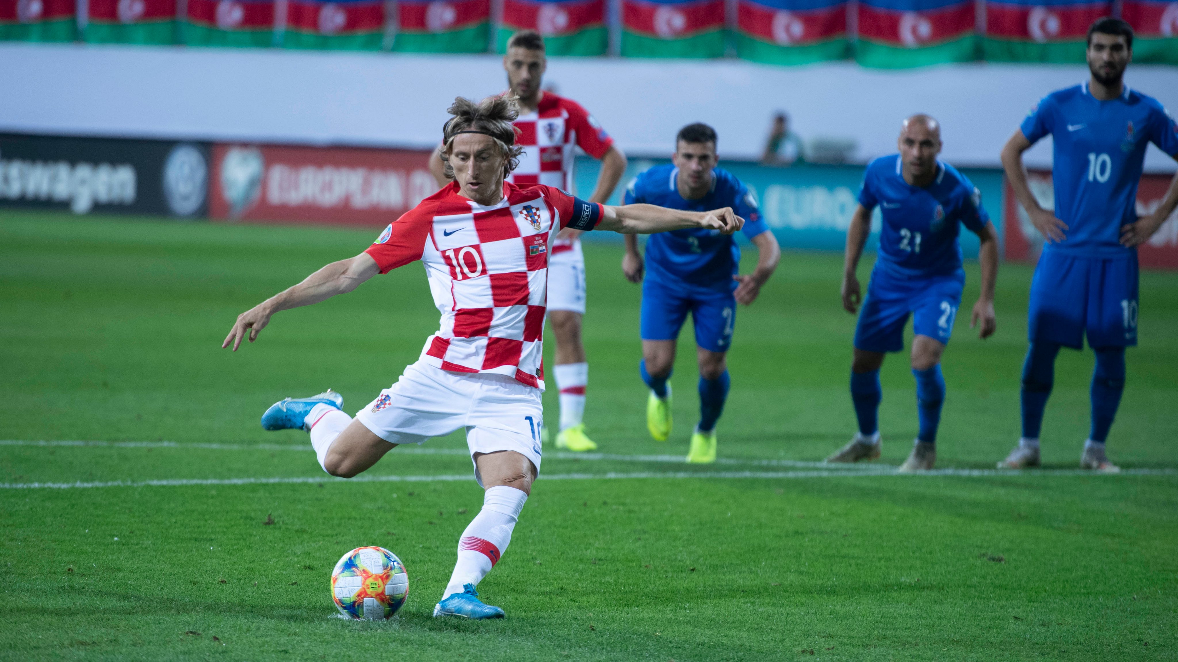 Penalti Luka Modric gagal mengantarkan Kroasia menang atas Azerbaijan. (Foto: Twitter/@HNS_CFF)