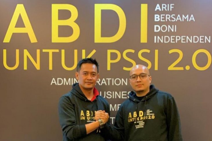 CEO Nine Sport Inc. Arif Putra Wicaksono (kanan) dan CEO Bandung Premier League Doni Setiabudi berfoto bersama usai pendeklarasian diri menjadi calon ketua umum dan wakil ketua umum Persatuan Sepak Bola Seluruh Indonesia (PSSI) di Jakarta. (Foto: Istimewa)