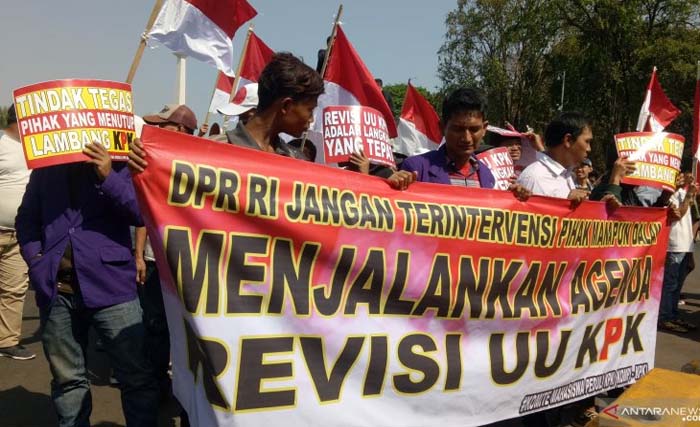 Kompi KPK gelar aksi mendukung DPR-RI untuk tetap merevisi UU KPK, hari Selasa siang di Taman Panndang Istana Negara, Jakarta. (Foto:Antara)