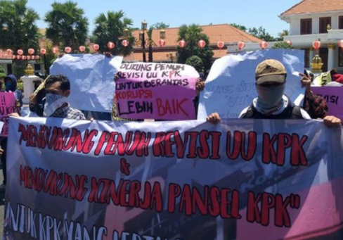 Aliansi Mahasiswa Surabaya saat berorasi di depan Gedung Negara Grahadi, Surabaya, Selasa 10 September 2019. (Foto: Istimewa)