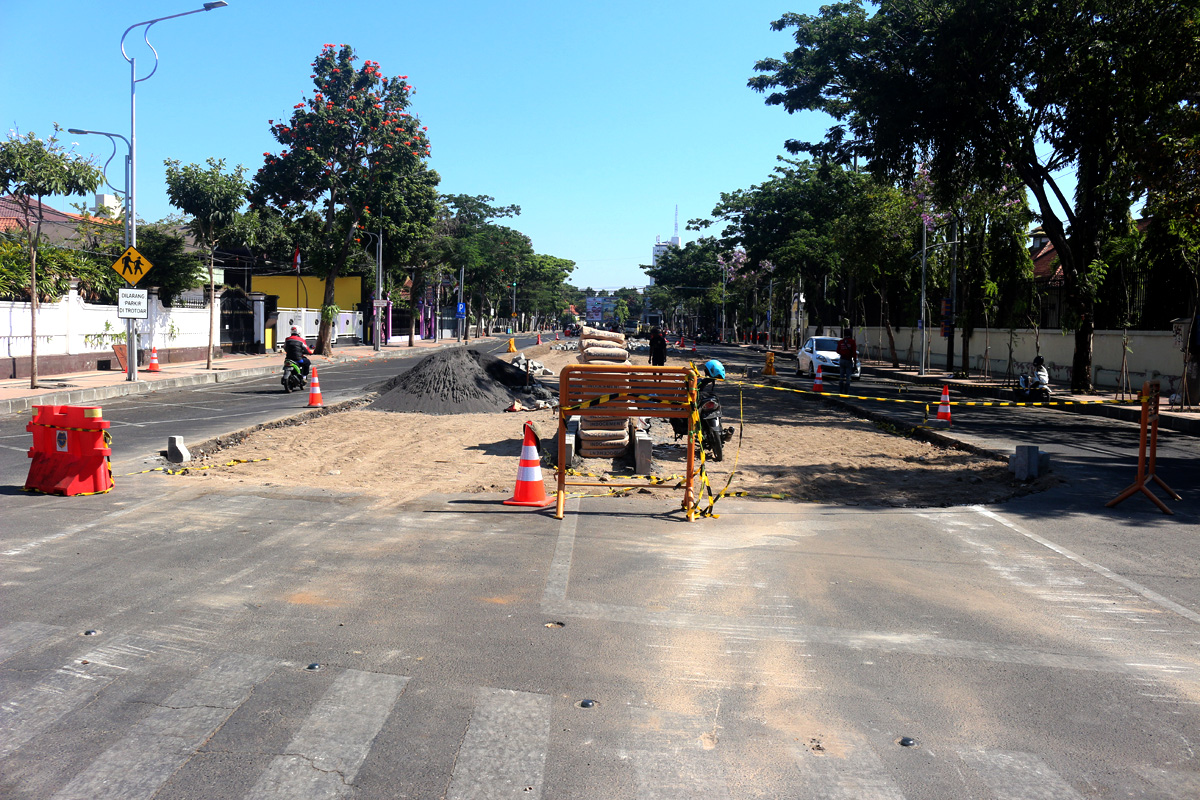 Proyek penggeseran parkir di Jalan Wijaya Kusuma oleh Pemkot Surabaya. (Foto: Alief/ngopibareng.id)
