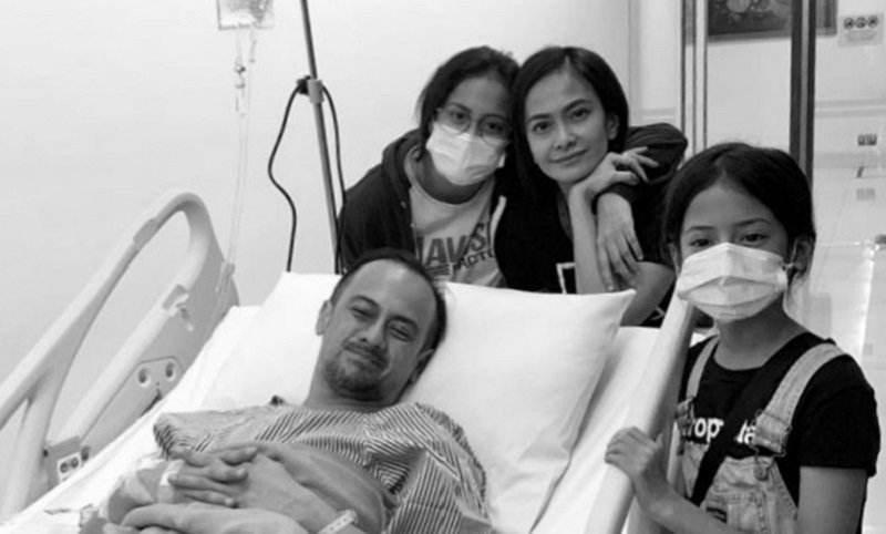 Ersa Mayori bersama dua putrinya menemani suami, Otto Satria Jauhari operasi patah tulang. (Foto: Instagram Ersa Mayori)