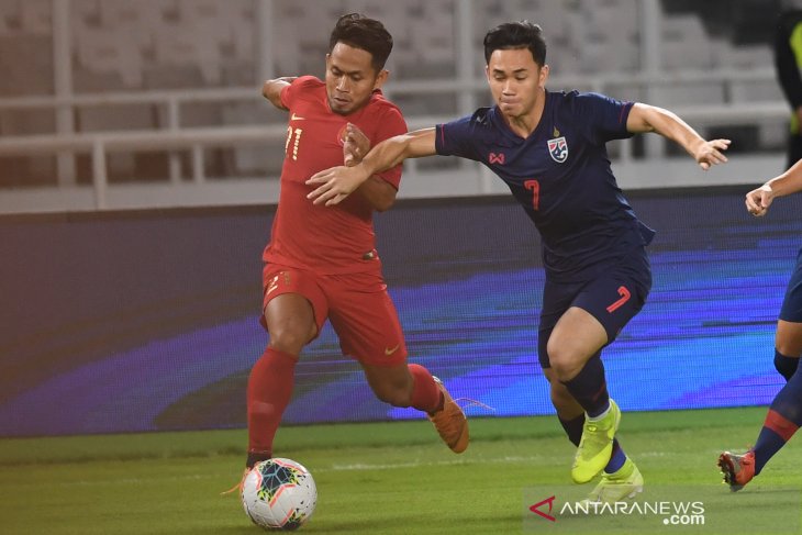 Pemain Indonesia Andik Vermansah saat berebut bola dengan pemain Thailand. (Foto: Antara)