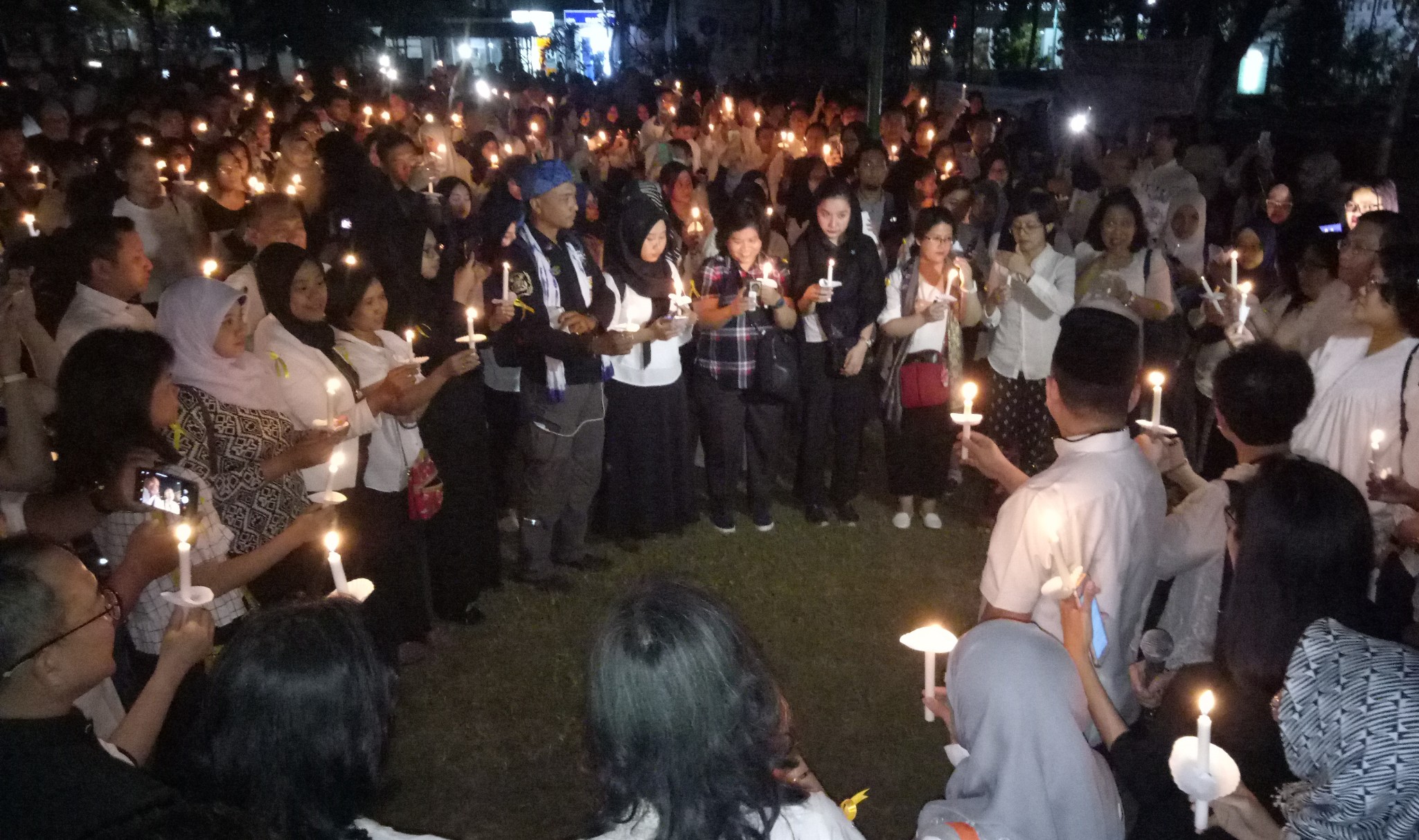 Aksi cegah bunuh diri dengan menyalakan lilin sebagai harapan, bertempat di Fakultas Kedokteran Universitas Airlangga (Unair), Selasa 10 September 2019. (Foto: Pita/ngopibareng.id)