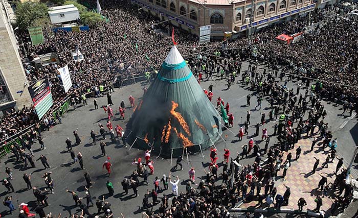 Umat Muslim Syiah berkumpul di Kerbala untuk memperingati hari Asyura, kemarin. Mereka membakar tenda sebagai puncak acara, sebelum terjadi penyerbuan yang menewaskan 31 orang peziarah. (Foto:Reuters)